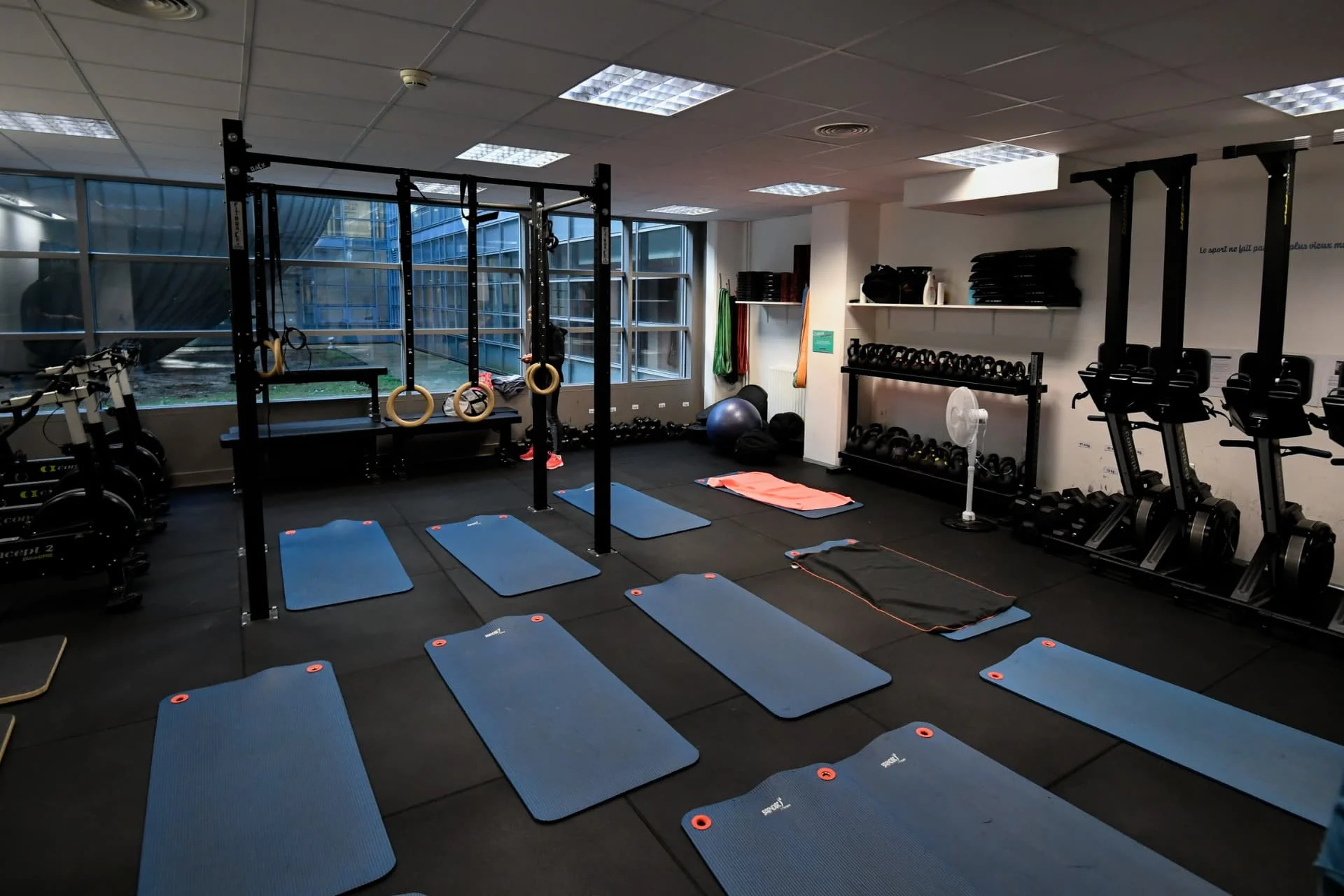 Tapis bleus alignés dans la salle du Studio Just Fine.