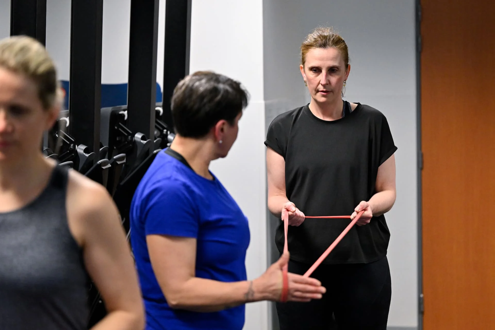 Trois participantes d'une Formation Réflexe s'exercent avec des élastiques.
